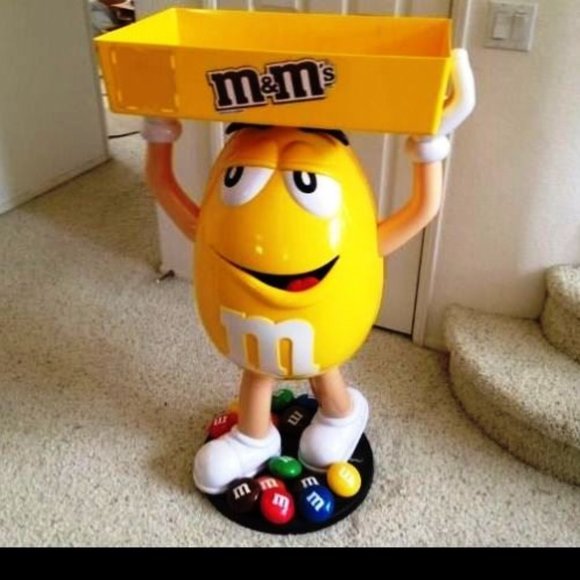 M&M YELLOW CHARACTER WITH TRAY NEW IN THE BOX - Picture 1 of 4